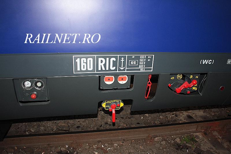 Inscriptii UIC, prize de curent de la 1000 la 3000V - 800A, maneta reglare regim de franare si robinet frana automata cu aer.jpg (75.81 KiB) Vizualizat de 8302 ori Inscriptii UIC, prize de curent de la 1000 la 3000V - 800A, maneta reglare regim de franare si robinet frana automata cu aer.jpg