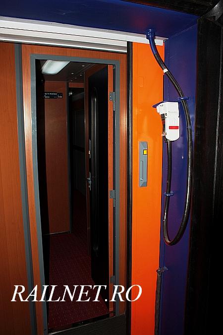 Din holul de intercomunicare catre interiorul vagonului.jpg (54.87 KiB) Vizualizat de 8291 ori Din holul de intercomunicare catre interiorul vagonului.jpg