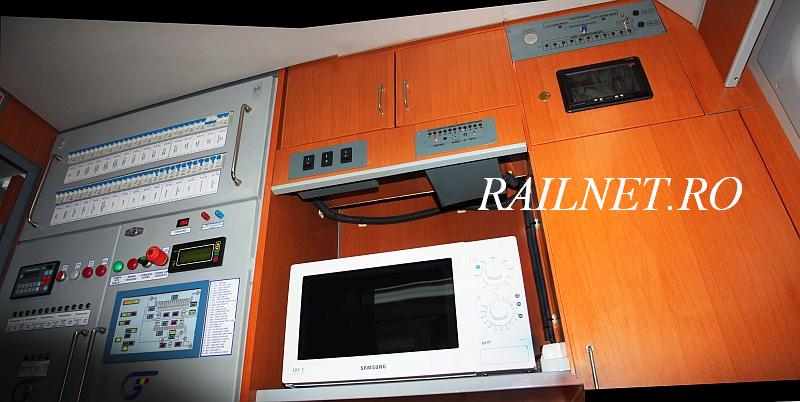 Panorama a tabloului de comanda, cuptorul cu microunde, sistem DVD si alte facilitati in cabina insotitorului.jpg (58.2 KiB) Vizualizat de 8301 ori Panorama a tabloului de comanda, cuptorul cu microunde, sistem DVD si alte facilitati in cabina insotitorului.jpg