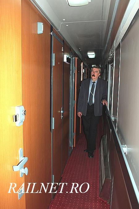 Reprezentant al Grivita inspecteaza vagonul cu mandrie.jpg (61.53 KiB) Vizualizat de 8289 ori Reprezentant al Grivita inspecteaza vagonul cu mandrie.jpg