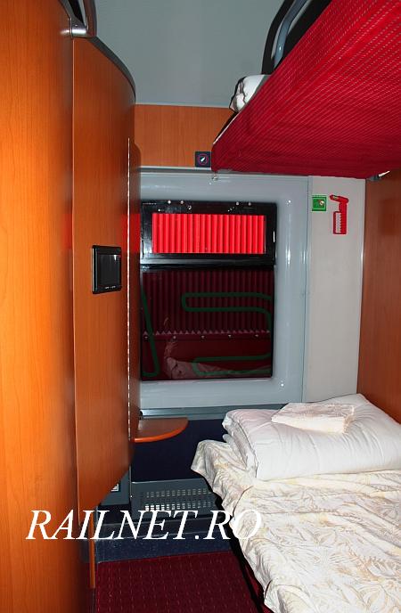 Fereastra, paturi si perete cu display DVD si chiuveta mascata in perete a cabinei de cl. 1.jpg (55.49 KiB) Vizualizat de 8289 ori Fereastra, paturi si perete cu display DVD si chiuveta mascata in perete a cabinei de cl. 1.jpg