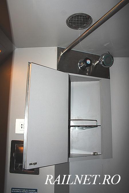 Sub dispersorul si bateria dusului se gaseste un dulapior mascat de o usa in perete.jpg (45.08 KiB) Vizualizat de 8289 ori Sub dispersorul si bateria dusului se gaseste un dulapior mascat de o usa in perete.jpg