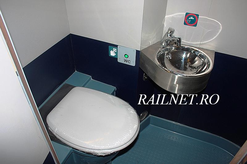 Langa dus un WC vacuumatic si o chiuveta mica de inox.jpg (60.52 KiB) Vizualizat de 8300 ori Langa dus un WC vacuumatic si o chiuveta mica de inox.jpg
