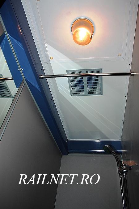 Tavanul cabinei comune de dus din capatul culoarului.jpg (50.03 KiB) Vizualizat de 8289 ori Tavanul cabinei comune de dus din capatul culoarului.jpg