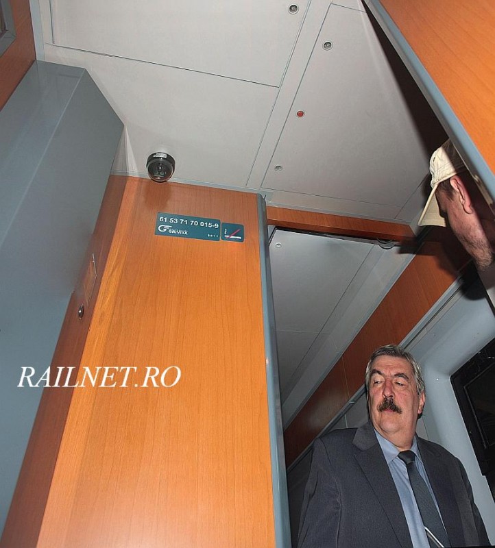 Din culoarul vagonului catre holul din capatul cu grupurile sanitare.jpg (113.6 KiB) Vizualizat de 8289 ori Din culoarul vagonului catre holul din capatul cu grupurile sanitare.jpg
